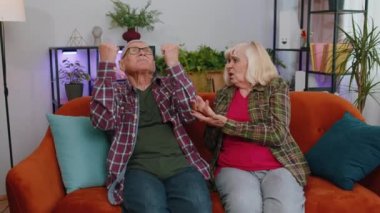 Komşularda tamirat. Sinirli yaşlı aile babası kadın, gürültücü komşulardan rahatsız olmuş elleriyle kulaklarını kapatıyor. Baş ağrısı ve sessizlik yüzünden acı çekiyor. Evde ince duvarlar, ses yalıtımı olmayan bir daire.