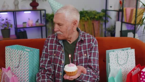 Felice Vecchio Anziano Indossa Cappello Compleanno Festivo Tiene Cupcake Augurio — Video Stock