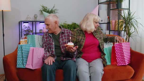 Happy Senior Rodzina Para Dziadków Mężczyzna Kobieta Nosi Świąteczny Kapelusz — Wideo stockowe