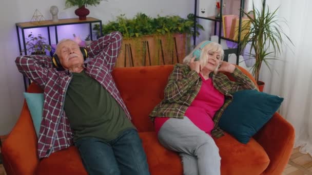 Glade Gamle Ældre Familie Par Bedsteforældre Mand Kvinde Bærer Hovedtelefoner – Stock-video