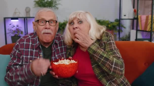 Oudere Familie Echtpaar Grootouders Man Vrouw Kijken Interessante Televisie Film — Stockvideo