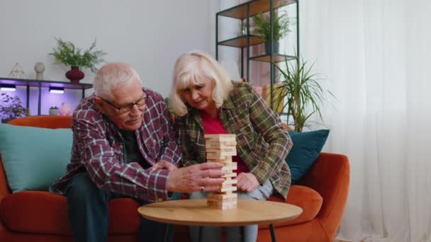 Alte Ältere Erwachsene Familie Paar Großeltern Mann Frau Spielen Blöcken — Stockvideo