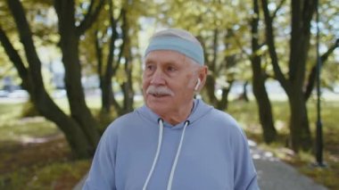 Atletik atletizm sporu koşucusu büyükbaba antrenmanı, bitiş yarışı galibiyeti.