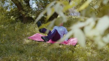 Mutlu büyükbaba egzersiz yapıyor, yoga bisikleti egzersizi yapıyor, spor antrenmanı yapıyor.