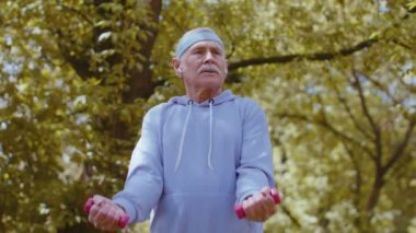 Son sınıf öğrencisi egzersiz yapıyor, ağırlık kaldırma egzersizleri yapıyor, parkta spor antrenmanı yapıyor.