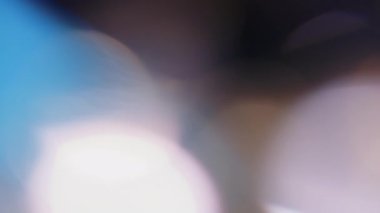 Çok renkli ışık siyah zemin üzerine 4k 'lık görüntü sızdırıyor, görüntü stilize ediliyor, geçişler, Bokeh etkisi