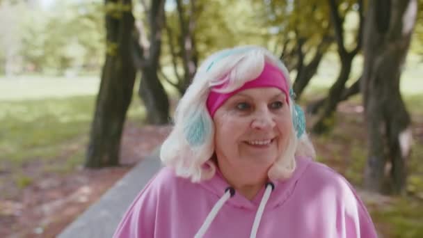 Senior atletisk kvinna mormor kör jogging i parken under morgonen träning cardio utomhus — Stockvideo