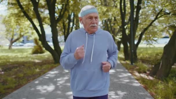 Atletische senior sport jogger man grootvader training hardlopen, vieren afwerking succes race overwinning — Stockvideo