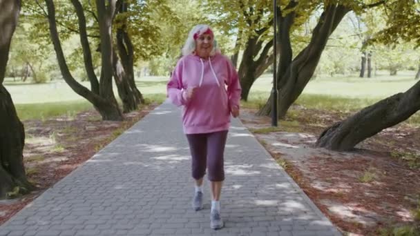 Atlético fitness senior deporte corredor mujer abuela entrenamiento entrenamiento cardio en parque por la mañana — Vídeos de Stock