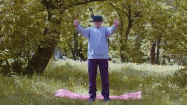 Son sınıf öğrencisi egzersiz yapıyor, ağırlık kaldırıyor, video oyunu kaskı takıyor.