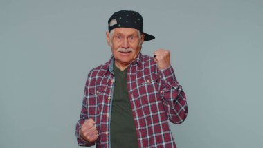 Gömlekli şık bir son sınıf öğrencisi bağırıyor, el kol hareketi yapıyordu. Başarımı kutluyordum.