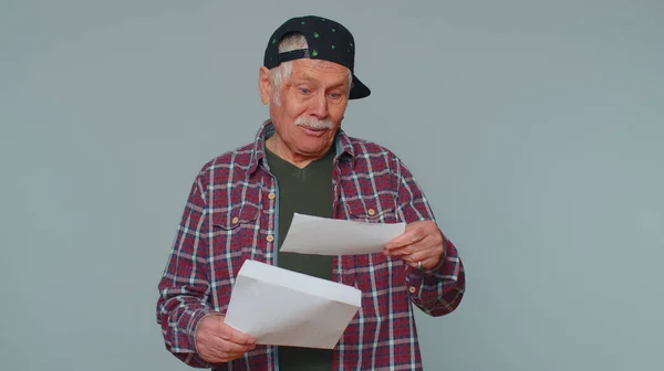 Senior mężczyzna otwarta koperta list przeczytać to czuć szczęśliwy rozwój kariery zaliczka promocyjna kredyt bankowy zatwierdzić — Zdjęcie stockowe