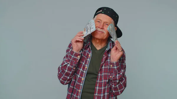 Богатый доволен босс старший человек размахивая деньгами доллар наличные банкноты, как вентилятор, успешной бизнес-карьеры — стоковое фото