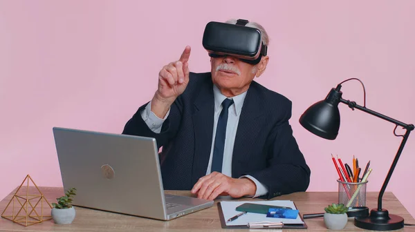 Senior Businessman Using Headset Helmet App Play Simulation Game Watching — стоковое фото