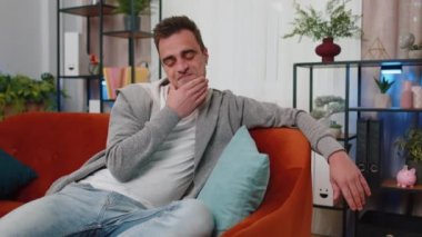 Yakışıklı, mutlu, sakin, tıraşsız bir adamın portresi. Dostça gülümseyen, mutlu bir yüz ifadesi. Hayal kurma, rahatlama, tatmin olma konsepti.