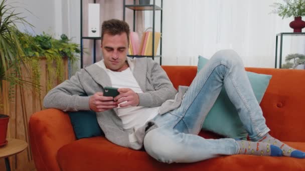 Nadšený Šťastný Běloch Použít Mobilní Telefon Psaní Procházení Říct Wow — Stock video