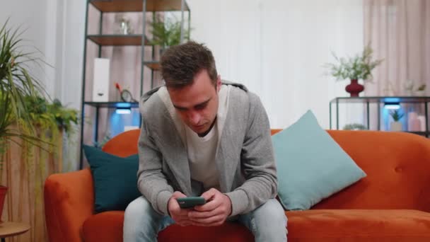 Spännande Förvånad Glad Man Använda Smartphone Skriva Surfning Säga Wow — Stockvideo