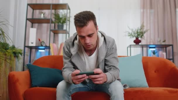 Orolig Rolig Ung Vuxen Man Entusiastiskt Spela Shooter Online Videospel — Stockvideo