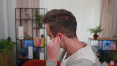 Mutlu, neşeli, kablosuz kulaklık takan, evinde dans eden ve favori disko rock n roll müziğini seçen neşeli adam. İnsanlar hafta sonları kapalı mekanlarda eğleniyorlar.