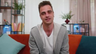 Yakışıklı delikanlının kanepede oturup kameraya baktığı, arkadaşlarıyla ya da aileleriyle görüntülü görüşme yaptığı, keyifli sohbetler yaptığı, güldüğü, evde tek başına el salladığı, selam verdiği görüntüler.