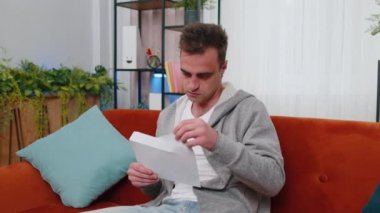 Mutlu adam zarfı açar, mektubu okur. Kariyer büyümesi terfi, banka kredisi onayı, üniversiteye başarılı giriş, para ödülü, uzun zamandır beklenen davet harika haberler, piyango oyunu kazanma