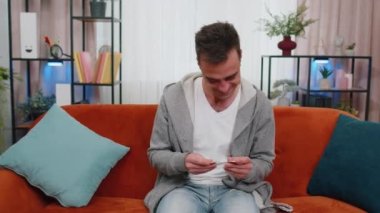 Evde iki altın sikke tutan serbest çalışan başarılı bir programcı. Hisse senedi tüccarı, online ticaret operasyonlarını izledikten sonra bitcoin kazanıyor. Artan zenginlik, artan mali refah