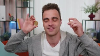 Evde iki altın sikke tutan serbest çalışan başarılı bir programcı. Hisse senedi tüccarı, online ticaret operasyonlarını izledikten sonra bitcoin kazanıyor. Artan zenginlik, artan mali refah