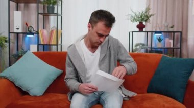 Mutlu adam zarfı açar, mektubu okur. Kariyer büyümesi terfi, banka kredisi onayı, üniversiteye başarılı giriş, para ödülü, uzun zamandır beklenen davet harika haberler, piyango oyunu kazanma