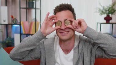 Evde iki altın sikke tutan serbest çalışan başarılı bir programcı. Hisse senedi tüccarı, online ticaret operasyonlarını izledikten sonra bitcoin kazanıyor. Artan zenginlik, artan mali refah