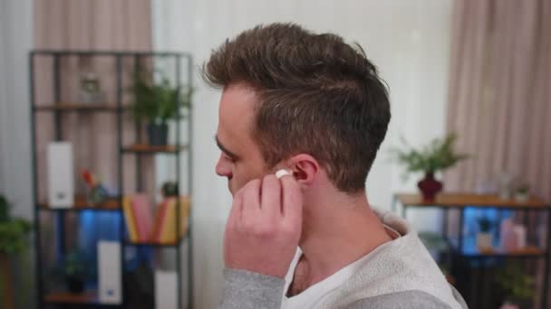 Happy Santai Pria Yang Sangat Gembira Mengenakan Earphone Nirkabel Putih — Stok Video