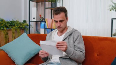 Mutlu adam zarfı açar, mektubu okur. Kariyer büyümesi terfi, banka kredisi onayı, üniversiteye başarılı giriş, para ödülü, uzun zamandır beklenen davet harika haberler, piyango oyunu kazanma