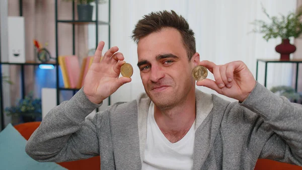 Evde iki altın sikke tutan serbest çalışan başarılı bir programcı. Hisse senedi tüccarı, online ticaret operasyonlarını izledikten sonra bitcoin kazanıyor. Artan zenginlik, artan mali refah