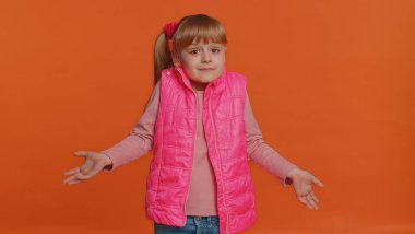 Ne diyecegimi bilmiyorum. Kafası karışmış bir kız, belirsiz bir soru hakkında utanmış, kuşkuları var, hiçbir fikri yok, bilgisiz ve kararsız. Küçük çocuk turuncu stüdyoda tek başına izole edilmiş.