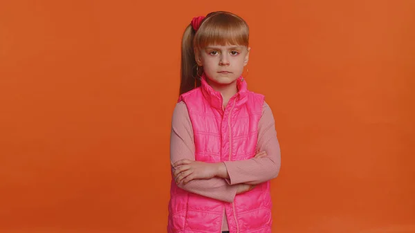 不满意的女孩摇头不满意 问失败的原因 表示怀疑 觉得无聊 对结果感到失望 坏消息 在橙色工作室墙壁背景上被隔离的小孩 — 图库照片