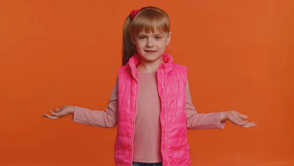 Γιατί Ειλικρίνεια Εκνευρισμένο Κοριτσάκι Σηκώνοντας Χέρια Στην Αγανακτισμένη Έκφραση Ζητώντας — Φωτογραφία Αρχείου