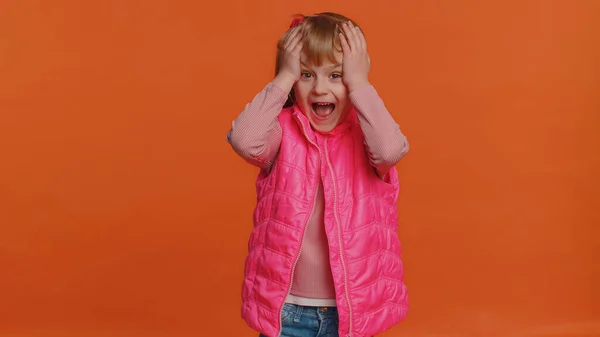 Toddler Little Girl Scared Fearful Covering Ears Hands Closing Eyes — Stockfoto