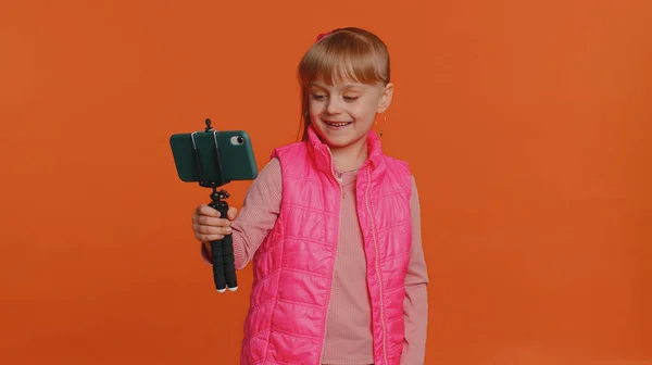 Κορίτσι Παιδί Blogger Νήπιο Λήψη Selfie Στο Κινητό Τηλέφωνο Selfie — Φωτογραφία Αρχείου