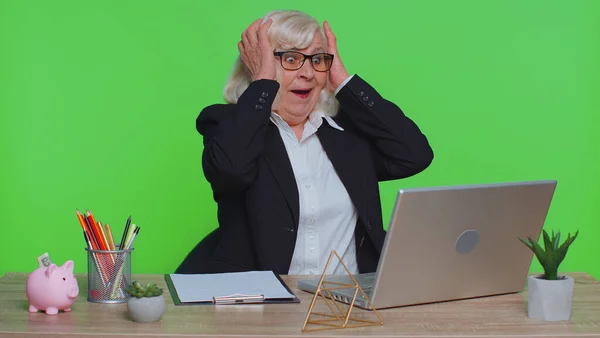 Senior Business Office Woman Freelancer Wears Glasses Using Laptop Computer — Stock Photo, Image
