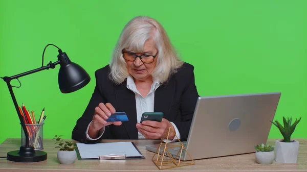 Senior Businesswoman Using Credit Bank Card Smartphone While Transferring Money — Stock Photo, Image
