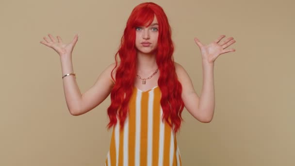 Kolsuz Tişörtlü Heyecanlı Kızıl Saçlı Kadın Kafaya Dokunuyor Patlamayı Gösteriyor — Stok video