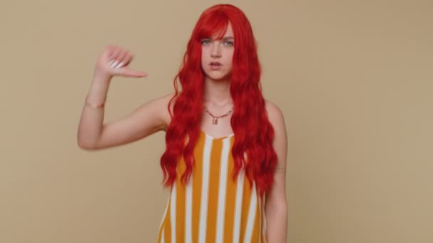 Marah Wanita Rambut Merah Tangki Bergaris Atas Menunjukkan Jempol Bawah — Stok Video