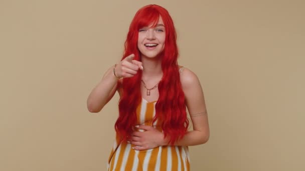 タンクの一番上のカメラに指を指して 大声で笑い ばかばかしい外観 面白い冗談の楽しさを試飲で有名な生姜の女性 若いです赤い毛の女の子ポルノのだけでベージュスタジオ壁の背景 — ストック動画