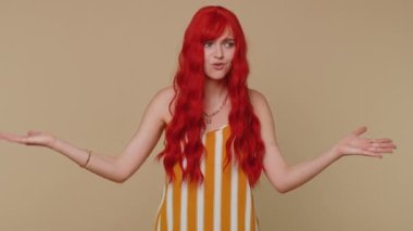 Neden? Öfkeli bir ifadeyle el kaldıran kızgın kızıl saçlı kadın başarısızlığının nedenini sorarak sorunların güvensizliğini gösteriyor. Kafası karışmış kız bej duvar arka planında izole edilmiş.