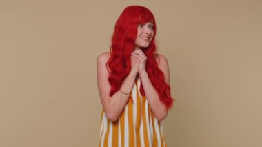 Panik atak. Tırnak yiyen korkmuş, korkmuş kızıl saçlı kadın. Ciddi sorunlar, stres ve anksiyete bozukluğu yüzünden endişeli. Suçlu. Bej renkli stüdyo duvarlı genç kızıl kız.