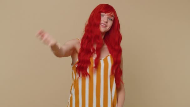 Иди Сюда Присоединяйся Добро Пожаловать Рыжая Молодая Женщина Показывающая Привлекательный — стоковое видео