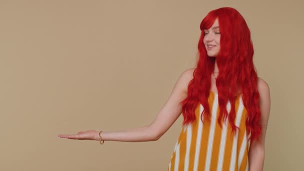 Güzel Kızıl Saçlı Kadın Onaylıyor Boş Yeri Işaret Ediyor Reklam — Stok video