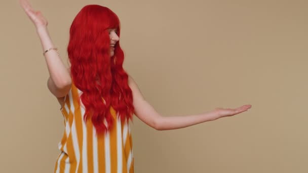 Güzel Kızıl Saçlı Kadın Boş Bir Yeri Işaret Ediyor Ticari — Stok video