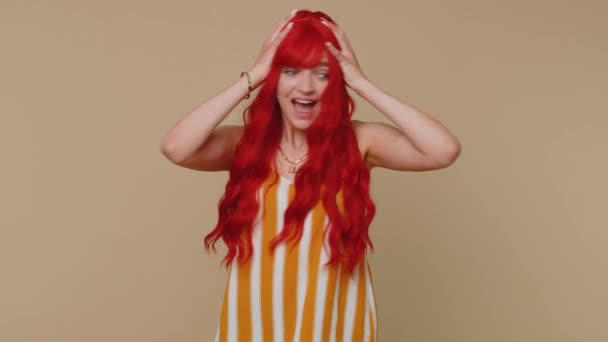 Kolsuz Tişörtlü Kızıl Saçlı Kadın Stres Gerginliğinden Bağırıyor Korku Umutsuzluk — Stok video