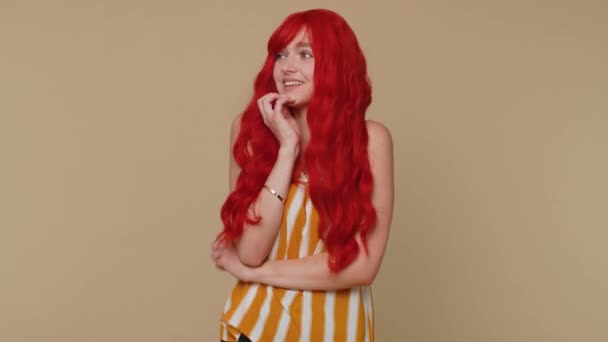 Stresli Kızıl Saçlı Yaşında Kolsuz Bluzlu Kadın Korkusunu Dile Getiriyor — Stok video