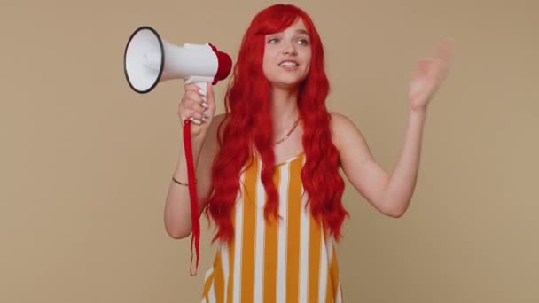 Gülümseyen Kızıl Saçlı Kadın Megafonla Konuşuyor Haberleri Duyuruyor Satış Reklamını — Stok video